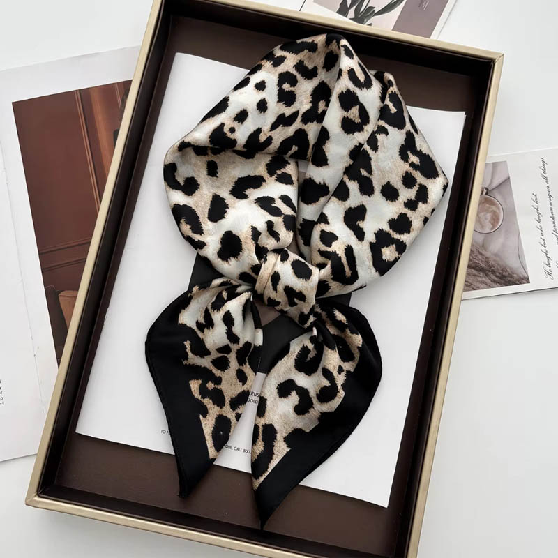 Luxury Leopard Print Female Sa - Ascot Neck Scarf recension och pris